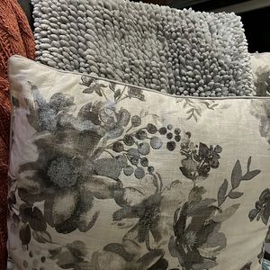 4 decorative pillows